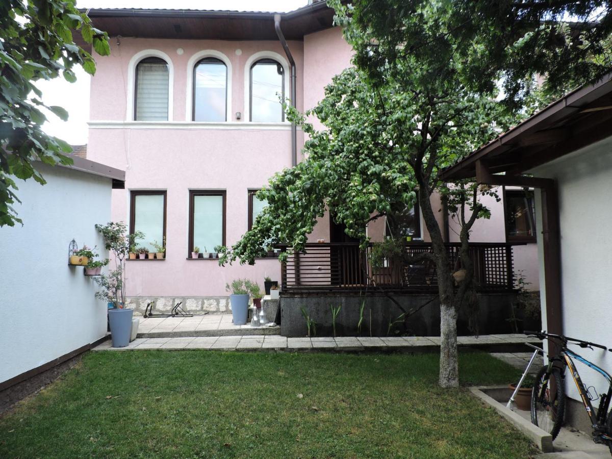 Music And Garden Apartment *